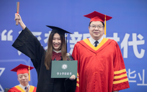 温州商学院举行2022届毕业典礼 《奋进的旋律》男主原型林东现场