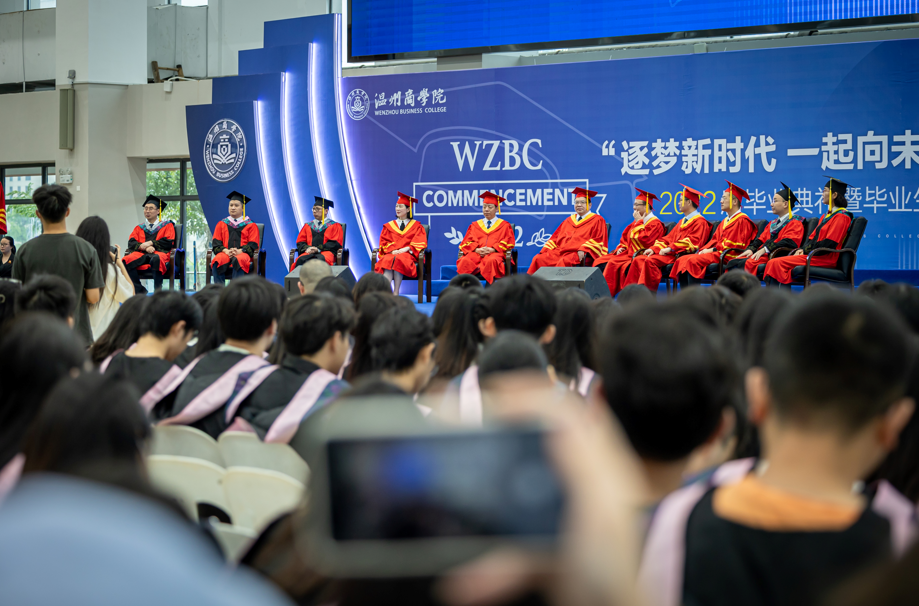 温州商学院举行2022届毕业典礼 《奋进的旋律》男主原型林东现场