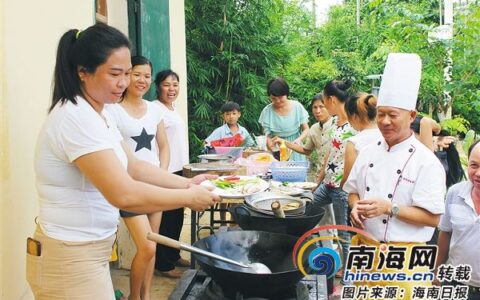 强化贫困村民就业创业培训 三亚农村“娘子军”踊跃学厨艺