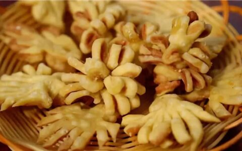 90后女大学生返乡创业玩电商，靠卖当地土点心年入百万！