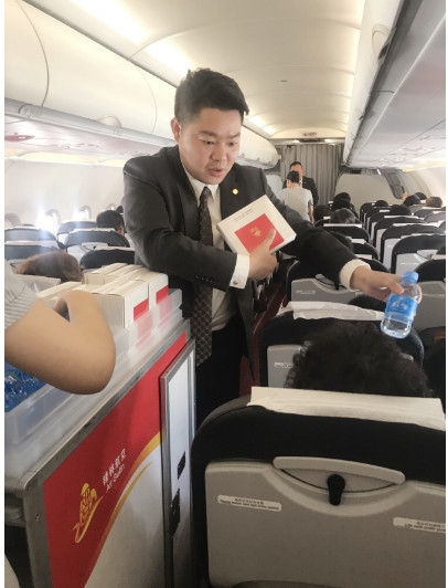致敬海航创业26周年！桂林航总经理带队服务旅客