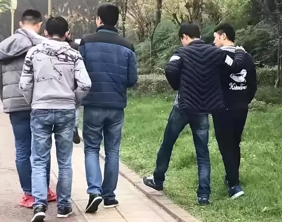 程序员夏天穿格子衫，冬天穿什么？答案扎心了哈哈哈哈哈
