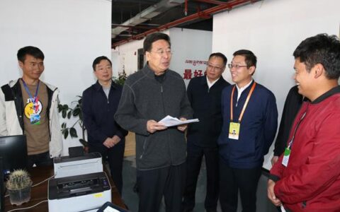 吴英杰在昌都市调研高校毕业生自主创业