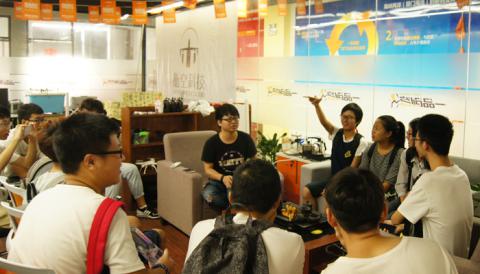 大学生来一品创客参观学习 点燃创新创业热情