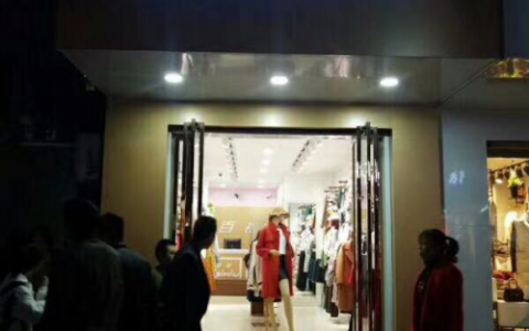 想要创业经营没有顾虑？加盟百袖时尚女装让你轻松经营