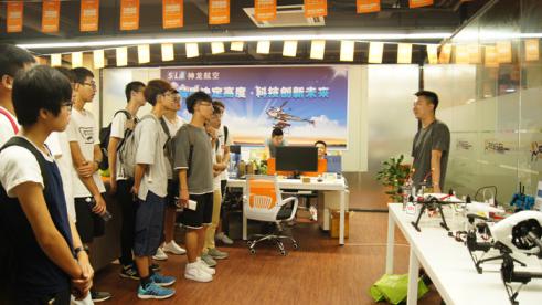 大学生来一品创客参观学习 点燃创新创业热情