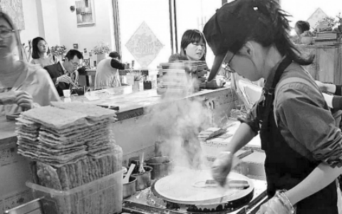 日照年轻妈妈创业瞄上煎饼果子 一年卖出百万个