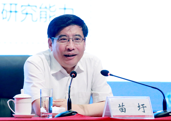 苗圩为工业和信息化部直属高校师生讲授形势与政策课并出席工信创