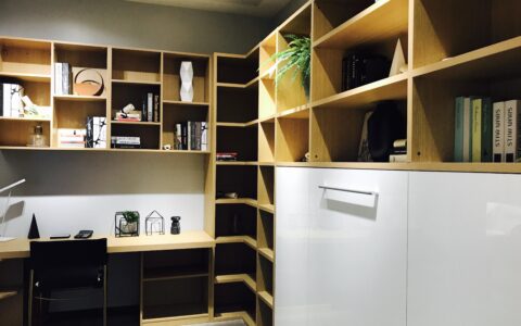 格子间里的微光：职场日常的细碎与温暖