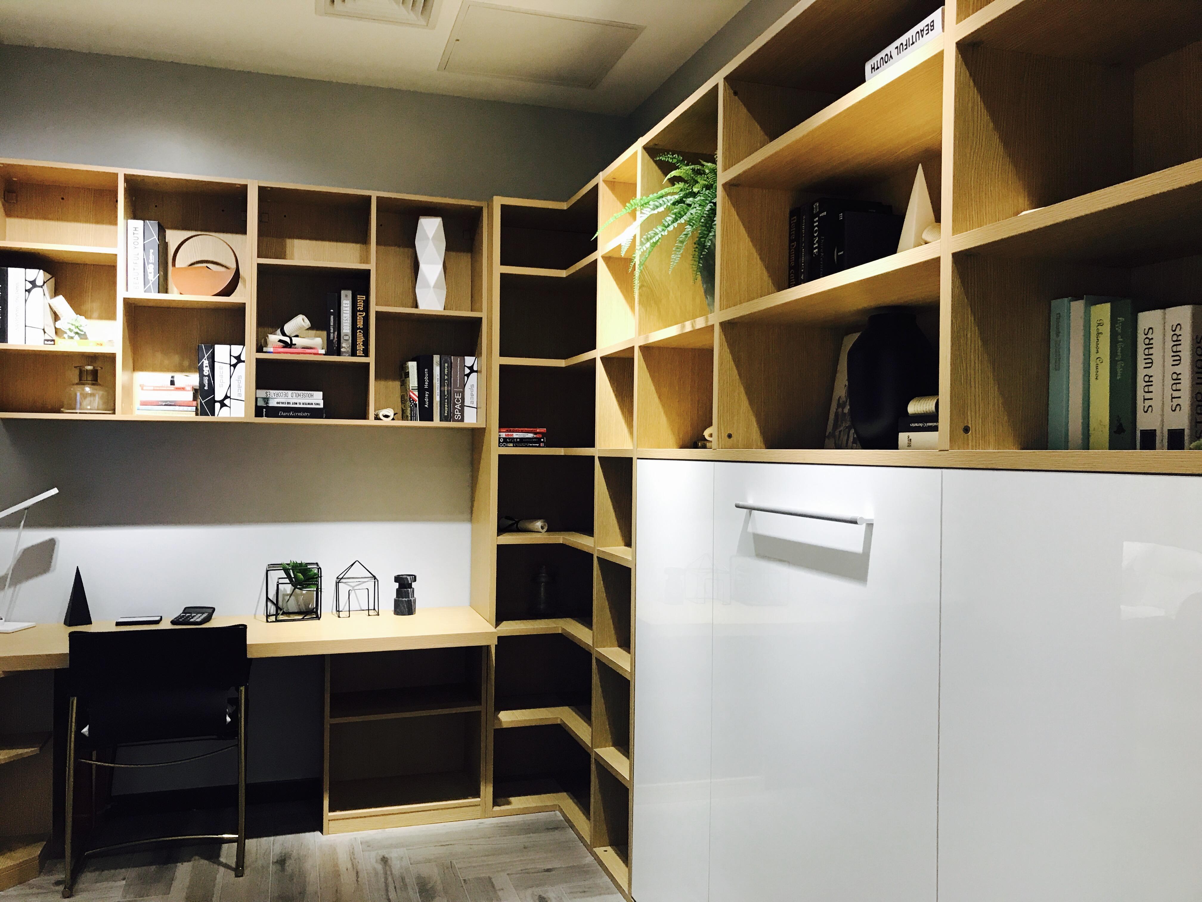 格子间里的微光：职场日常的温度与肌理