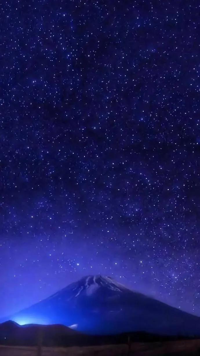 星光下的奔赴：粉丝经济里藏着的千万颗炽热真心