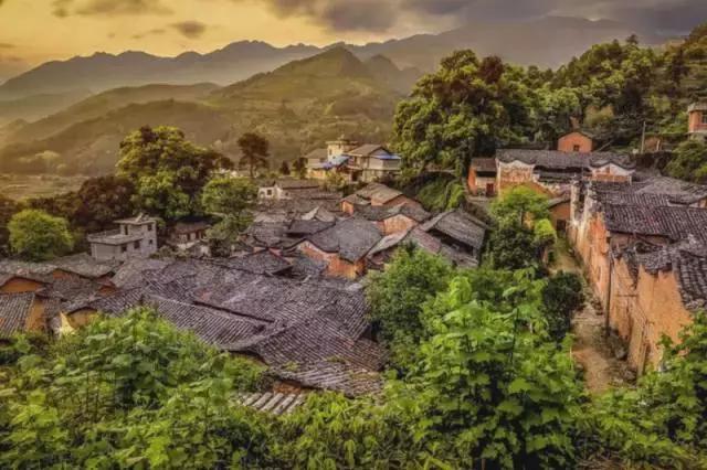 隐于尘嚣：小众旅游的精神栖居之道