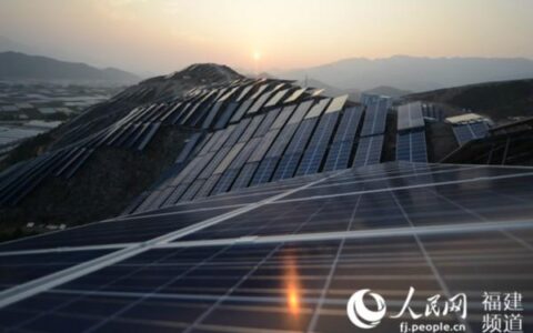 光伏板下的光韵：藏在电流里的人间暖意