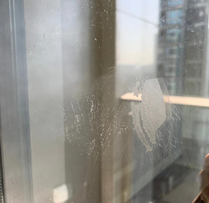化工厂里被腐蚀的旧差压变送器，表头玻璃碎裂贴着胶带