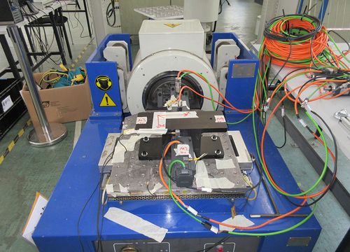 工厂预防性维护工程师使用振动分析仪检测电机