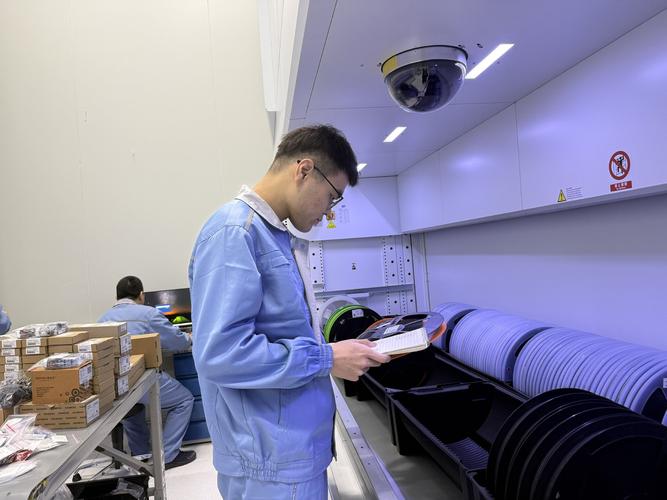 工程师在车间核对BOM与实物零件