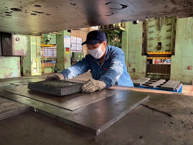 冲压车间工人满头大汗更换大型模具