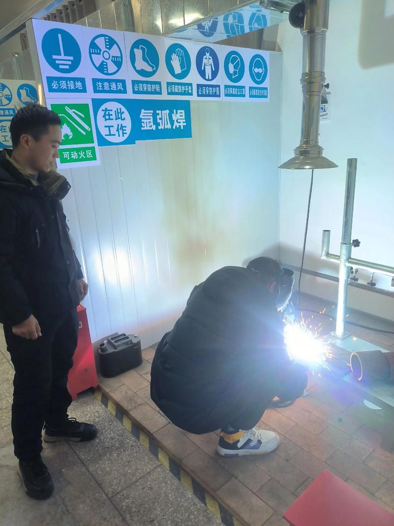 焊工进行管道仰焊实操培训