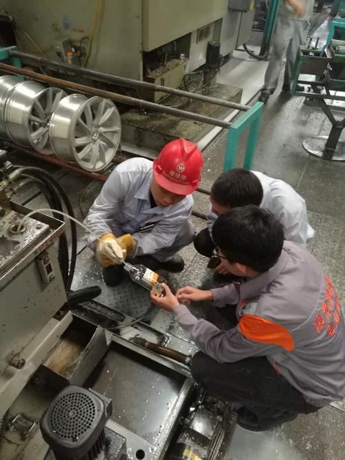 减速机润滑油质检测取样操作现场