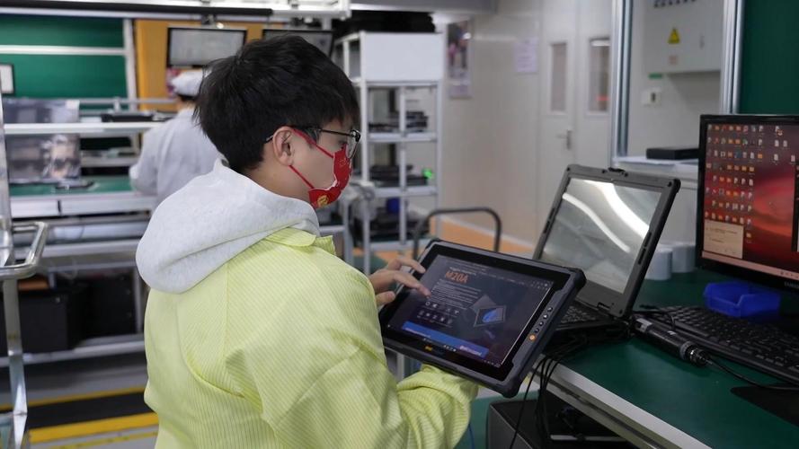 工程师在车间使用平板查看工业数字平台