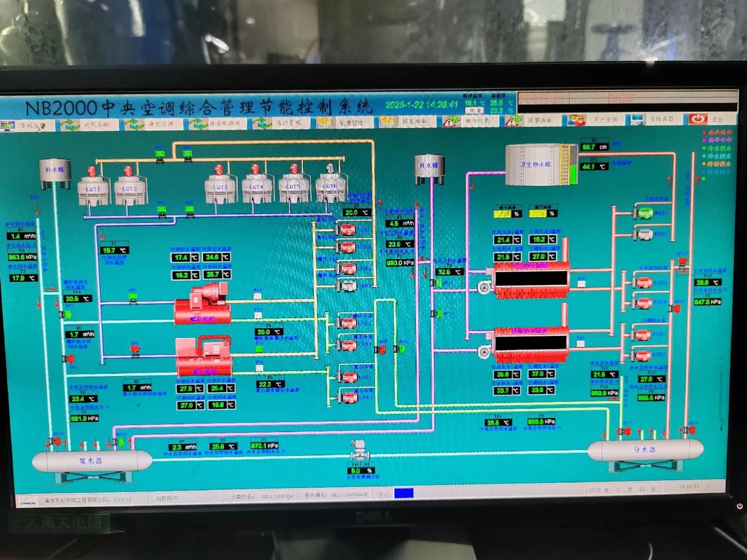 工程师在过程控制系统操作站前紧急调试控制回路