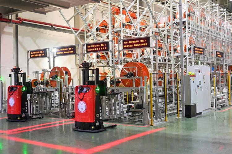 智能制造工厂内无人叉车搬运线边物料