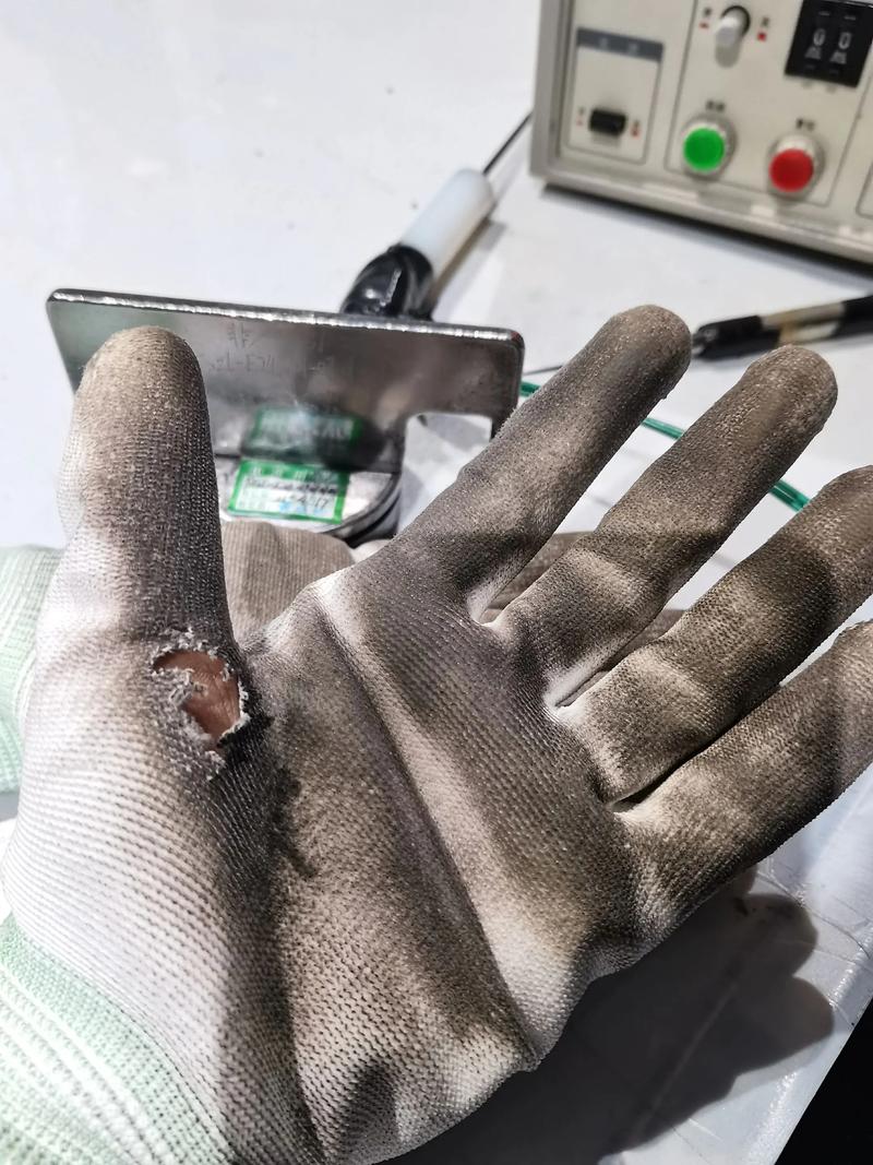 工厂工人戴油污手套操作触摸屏失败实拍