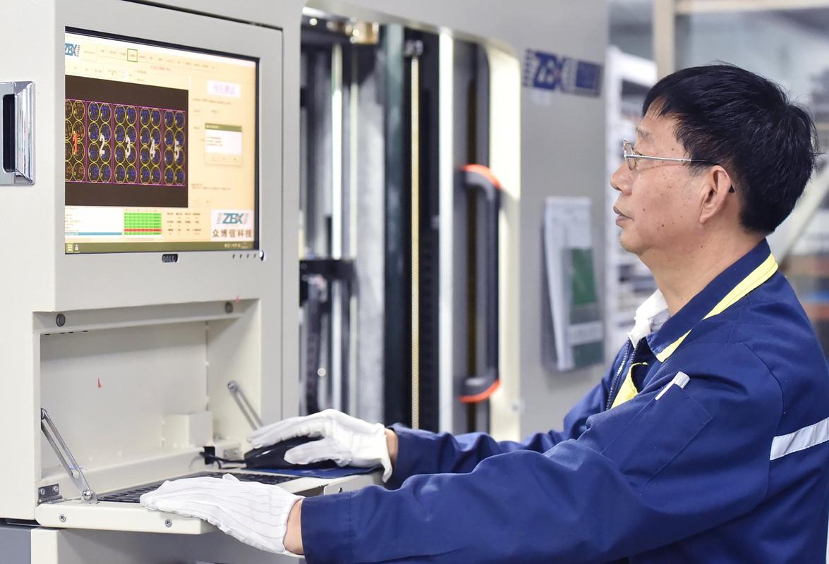 工业工程师在车间进行工作研究测定