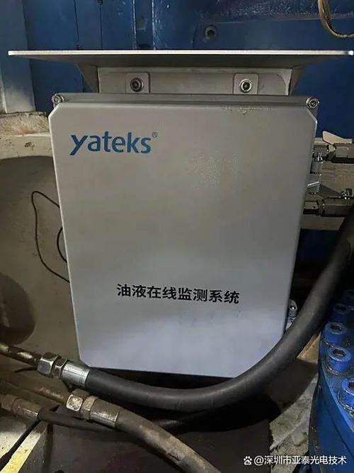 工业物联网传感器安装在油污的齿轮箱上