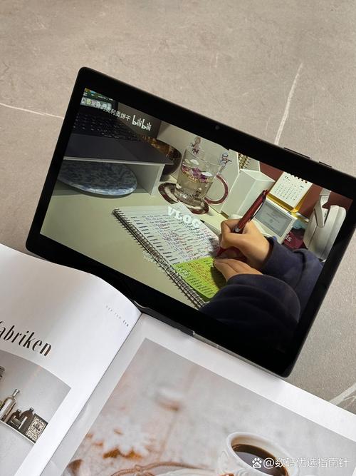 工程师手持iPad在车间记录价值流数据