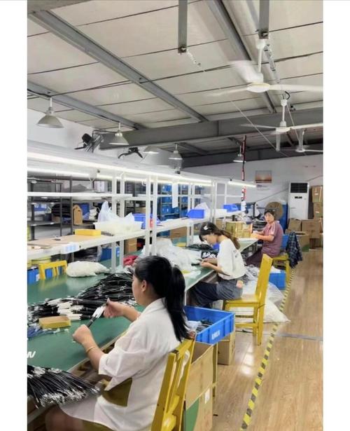 工厂工人拉动精益安灯绳停线