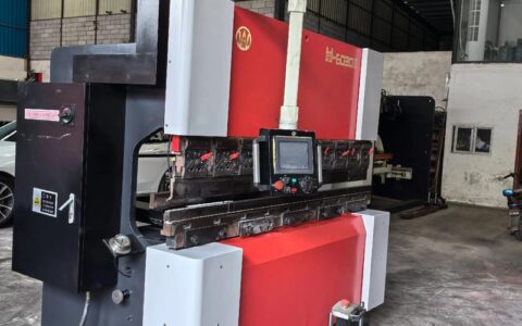 钣金加工里的门道：精度、回弹与那该死的毛刺