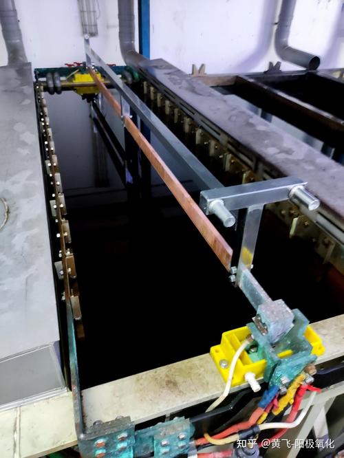 阳极氧化染色槽现场操作与色板比对