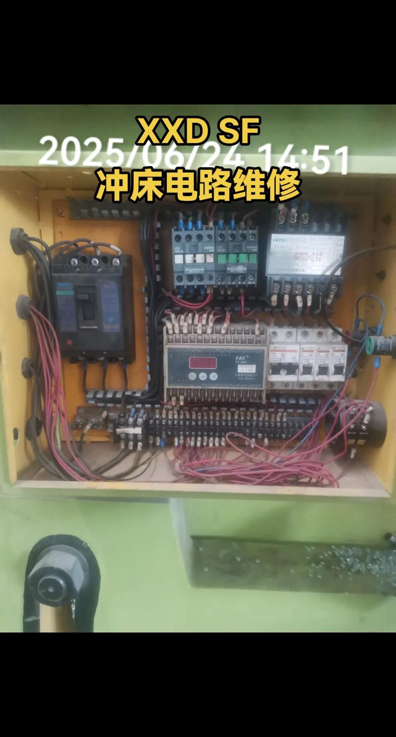老式冲床加装振动传感器布线杂乱