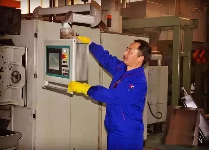 操作工进行TPM自主维护清洁检查