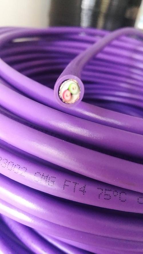 老旧的紫色Profibus DP电缆与接头