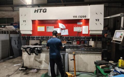 钣金加工精度控制：为什么你的零件总是差那么一点？