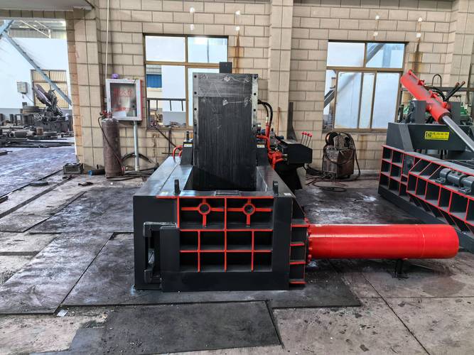 金属切屑压块机工作现场