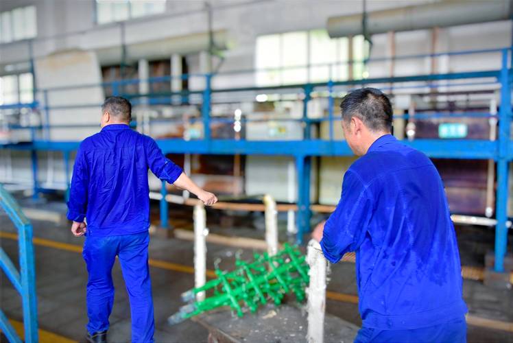盐浴热处理车间工人操作场景