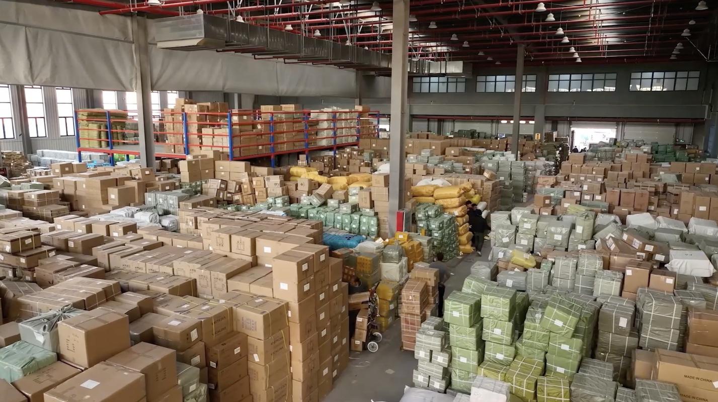 工厂仓库内杂乱的货架和地堆货物