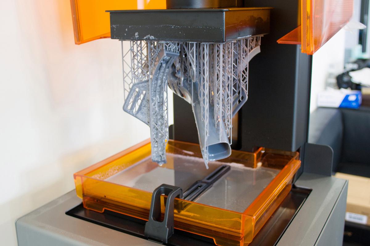 工业级SLA 3D打印机正在打印复杂零件