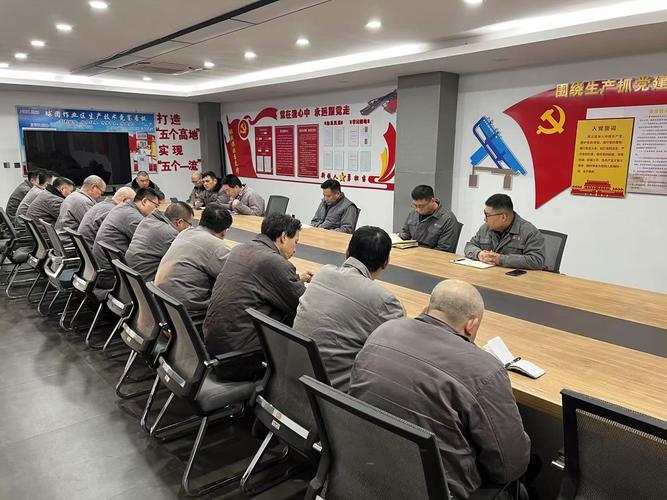 工厂员工参与改善提案现场讨论