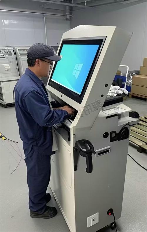 车间操作工使用MES终端进行报工