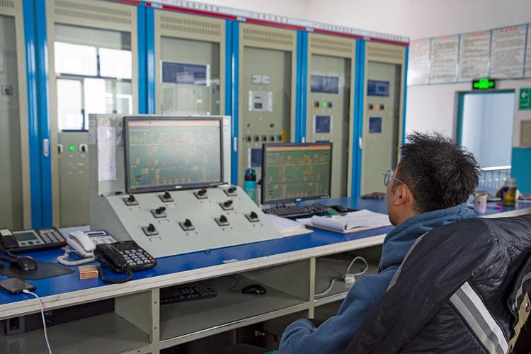 化工厂中控室DCS操作站实景
