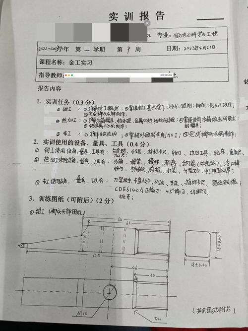 工业工程师在车间进行工作研究观测记录