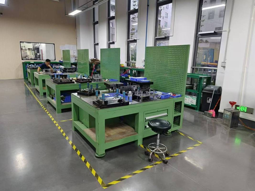 工厂车间内操作员正在更换模具的场景