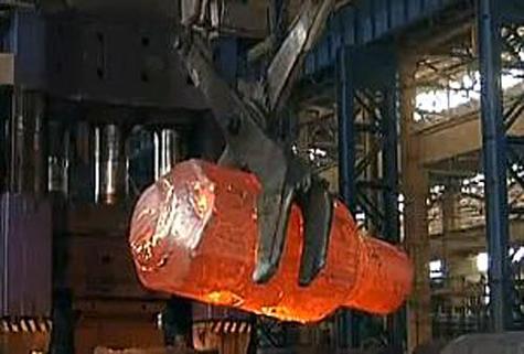 万吨水压机锻造大型钢锭实拍 高温金属变形