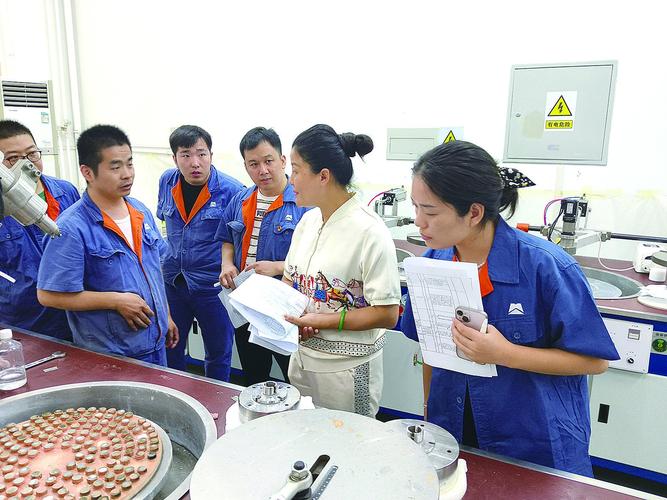 制造业员工参与质量改进小组讨论