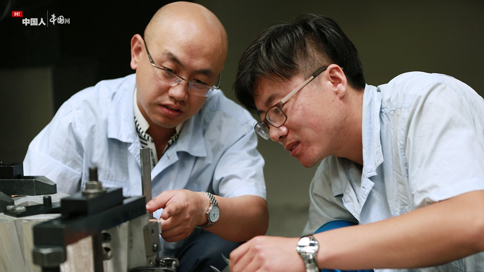 车间工人维护工装夹具清洁上油