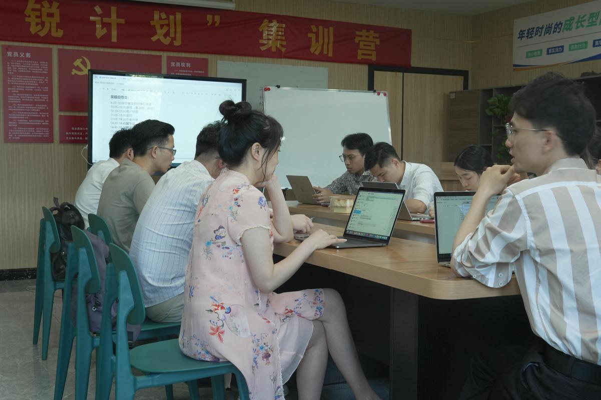 工厂会议室ERP选型讨论场景